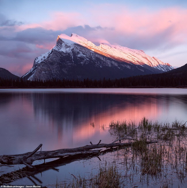 Nhiếp ảnh gia Jason Marino chụp khung cảnh hoàng hôn trên hồ  Vermilion trong vườn quốc gia Banff ở Alberta, Canada.

