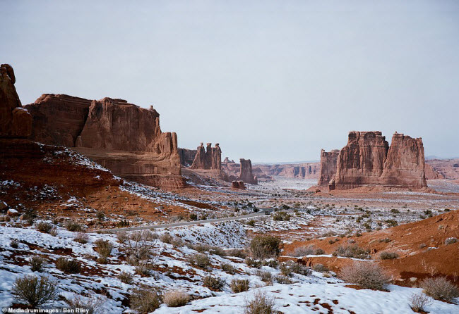Khung cảnh tuyệt mĩ được ghi lại qua ống kính của nhiếp ảnh gia Ben Riley trong vườn quốc gia Arches ở bang Utah, Mỹ.
