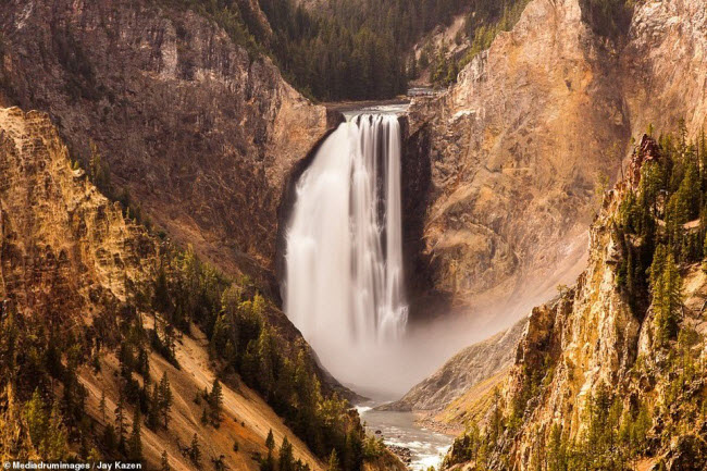 Nhiếp ảnh gia Jay Kazen rất ấn tượng với vẻ đẹp của thác nước trong vườn quốc gia Yellowstone ở bang Wyoming, Mỹ.

