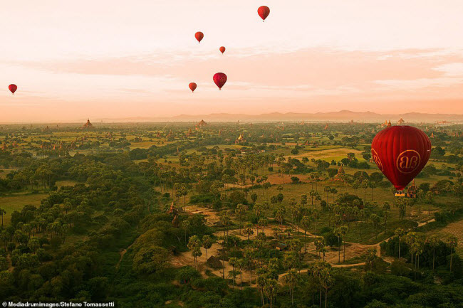 Những chiếc khinh khí cầu màu đỏ bay trên bầu trời ở Bagan, Myanmar. Bức ảnh được chụp bởi Stefano Tomassetti.
