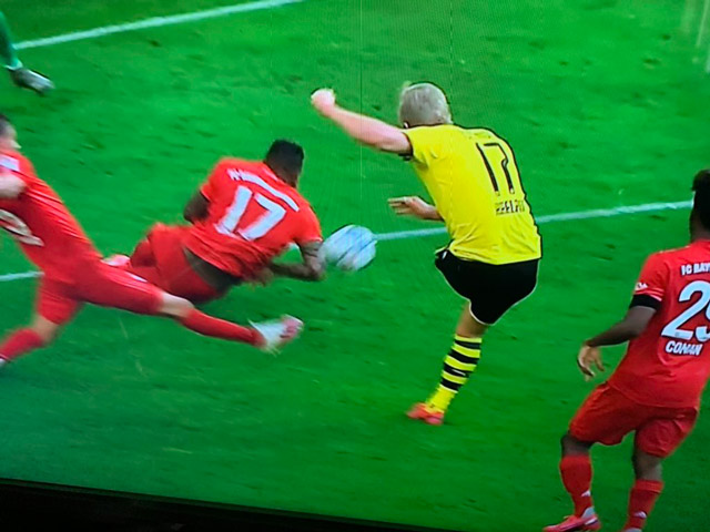 Bóng đá - Tranh cãi VAR: Dortmund - Haaland mất phạt đền, Bayern được thiên vị?