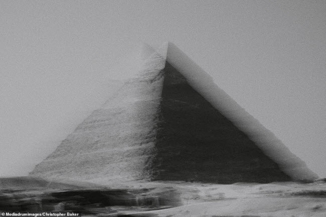 Bức ảnh kim tự tháp Khafre được nhiếp ảnh gia&nbsp; Christopher Baker chụp tại Giza Necropolis, Ai Cập.
