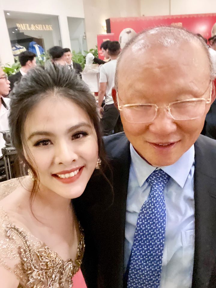 Cách đây ít giờ, Vân Trang chia sẻ trên trang cá nhân loạt ảnh tự chụp chớp nhoáng bằng điện thoại và một số hình chụp màn hình do fan gửi tặng.