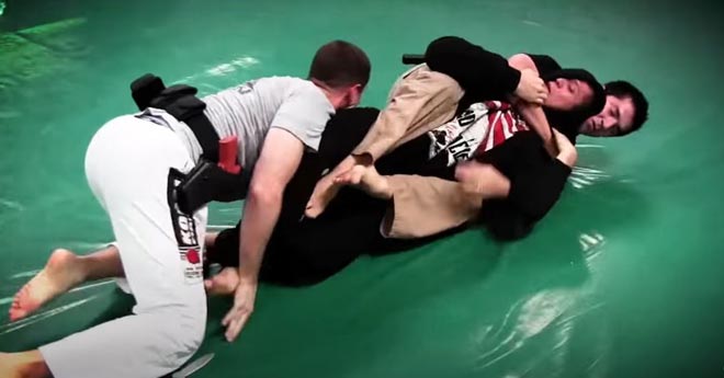 Võ sĩ MMA bị 2 đặc nhiệm Mỹ khống chế nhanh gọn