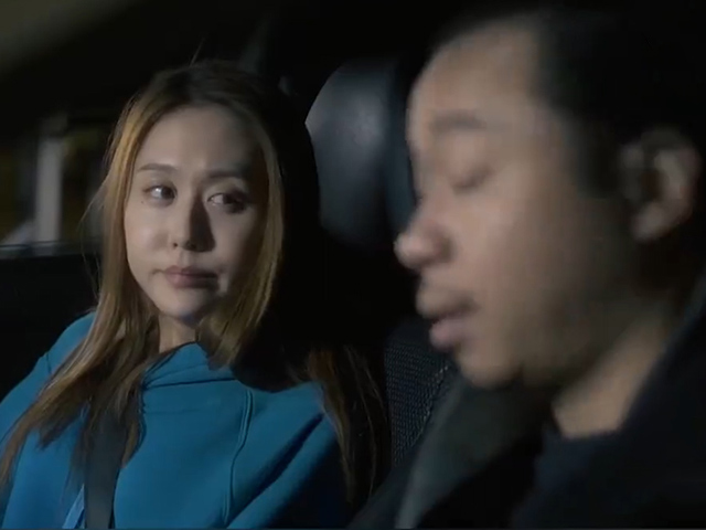 Video Clip Cười - Ông chồng gặp họa khi cô vợ cầm dao vào ngân hàng tìm