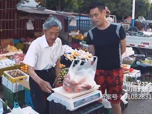 Video Clip Cười - Khi người đàn ông thật thà lần đầu đi chợ