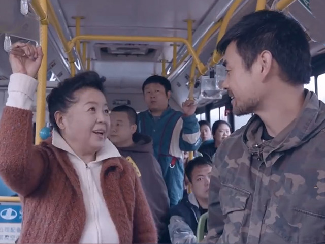 Video Clip Cười - Thanh niên bị đánh khi nhường chỗ cho người già trên xe buýt