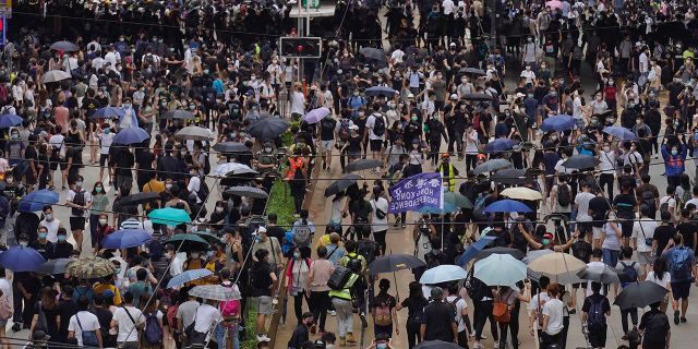 Người biểu tình phản đối dự luật an ninh mới ở Hồng Kông (ảnh: Reuters)