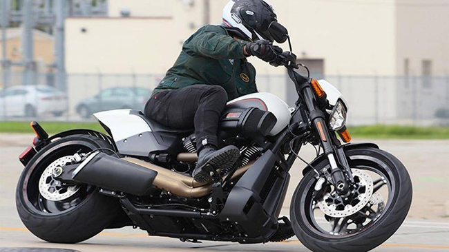 Harley-Davidson FXDR 114 bản giới hạn này được trang bị bộ cùm nâng và tay lái tách biệt được gọi là "Fat Ape"
