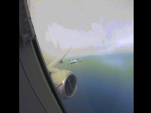 Thế giới - Video: Chiến đấu cơ Su-35 Nga bay kè kè hai bên khiến máy bay Mỹ “hoảng hồn”