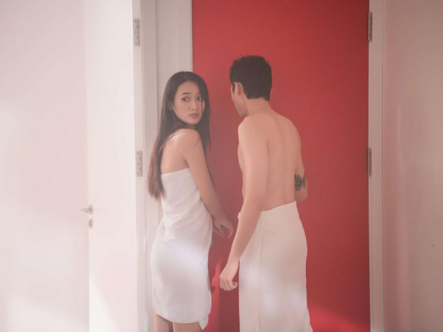 MV mới của Khắc Việt ngập tràn cảnh nóng