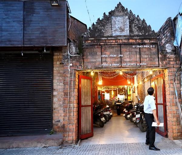 Phía trước quán