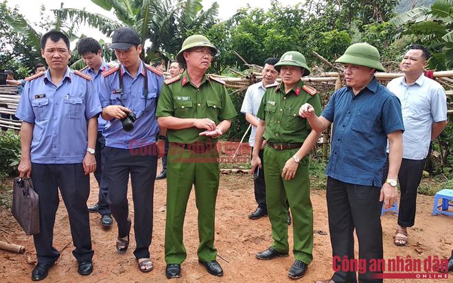 Đại tá Tráng A Tủa, Phó Giám đốc Công an tỉnh Điện Biên có mặt tại hiện trường, trực tiếp chỉ đạo công tác điều tra.