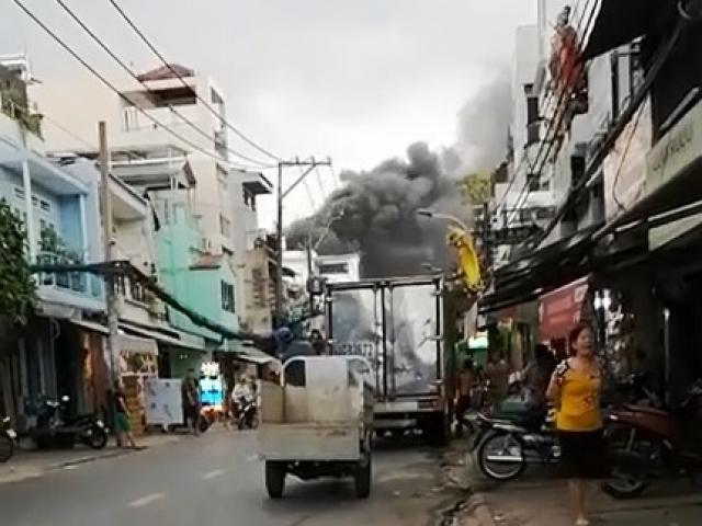 Tin tức trong ngày - Cháy dữ dội xưởng sản xuất giày dép ở TP.HCM