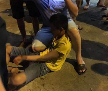 Nam thanh niên áo vàng bị đánh vì có hành vi quay lén chị H. đi vệ sinh - Ảnh: Facebook