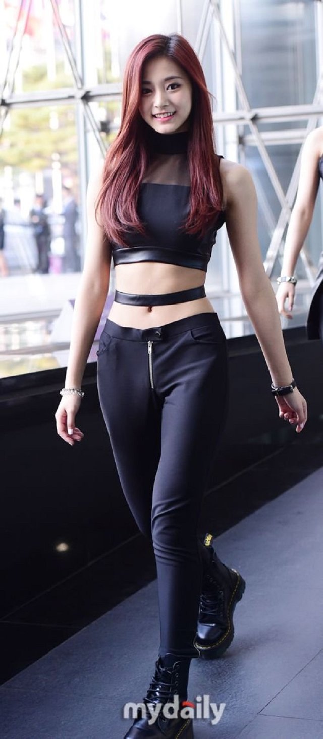 Cách phối crop top sành điệu của mỹ nhân mặt đẹp nhất thế giới - 3