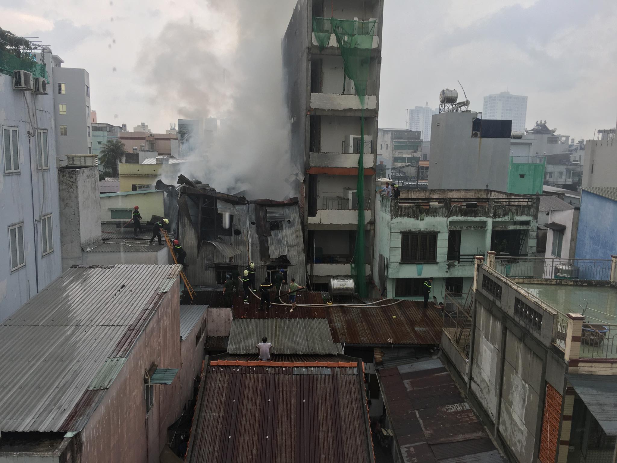  Lính cứu hỏa tiếp cận đám cháy từ nhiều hướng