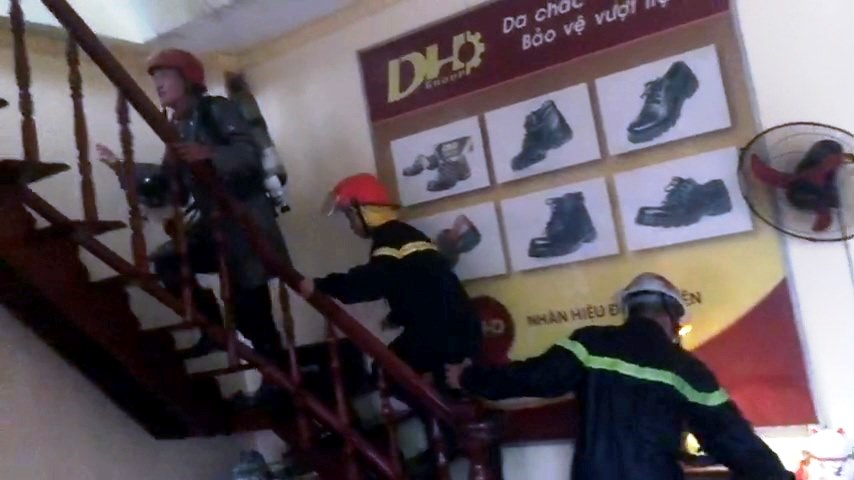 Lính cứu hỏa tiếp cận bên trong khu vực cháy