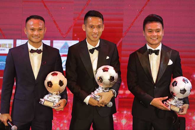 Hùng Dũng (giữa) xuất sắc đánh bại Trọng Hoàng và Quang Hải để giành "Quả bóng vàng Việt Nam 2019"