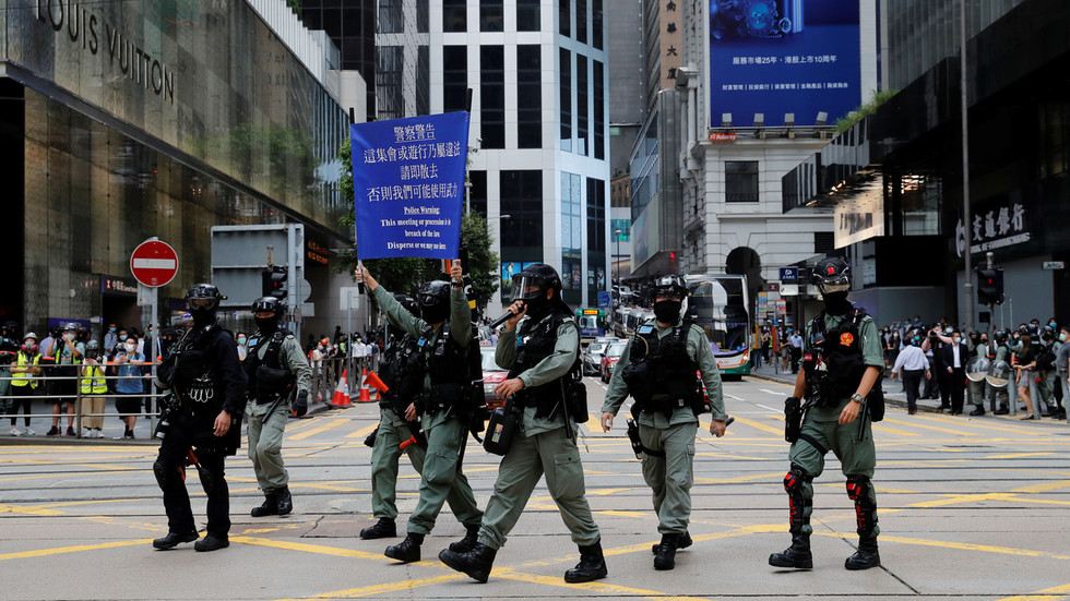 Cảnh sát chống bạo động tuần tra trên đường phố Hong Kong ngày 27.5.