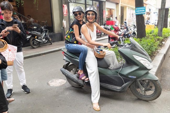 Chân dài người Ê-đê tự tin cầm lái chở Hoa hậu Hoàn Vũ Nhật Bản 2018 Yuumi Kato đi dạo phố Sài Gòn.

