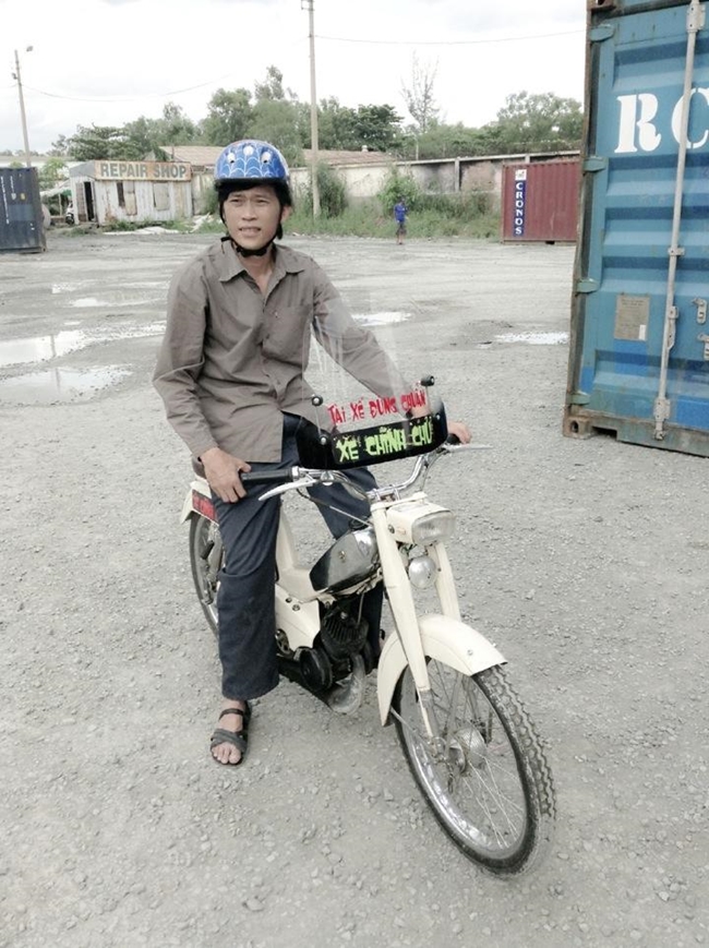 Hoài Linh khoe ảnh chụp bên chiếc xe máy "cà tàng" trong hậu trường một bộ phim.
