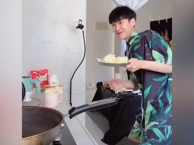 Video Clip Cười - Sự khác biệt khi mẹ vào bếp và bạn vào bếp