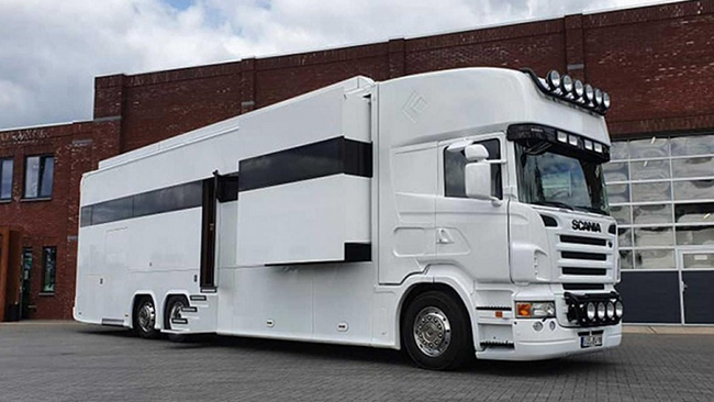 Phần đầu xe giúp người ta nhận ra rằng nó được chế tạo dựa trên xe đầu kéo Scania R480, đồng nghĩa đó là một sản phẩm chỉ dành cho thị trường châu Âu
