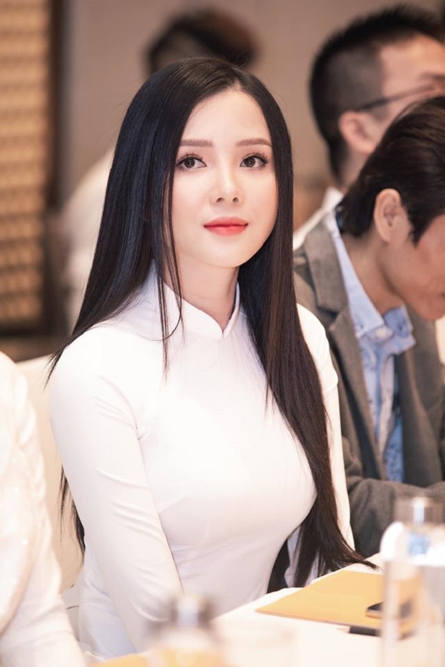 Cô nhân viên ngân hàng ở Cần Thơ - Huỳnh Thúy Vi được nhiều người biết đến nhờ nhan sắc xinh đẹp, từng đi thi Hoa hậu Việt Nam và có các chỉ số cơ thể ấn tượng. Cụ thể, cô cao 1m65, nặng 49kg, số đo 3 vòng lần lượt là 84-60-89 (cm).
