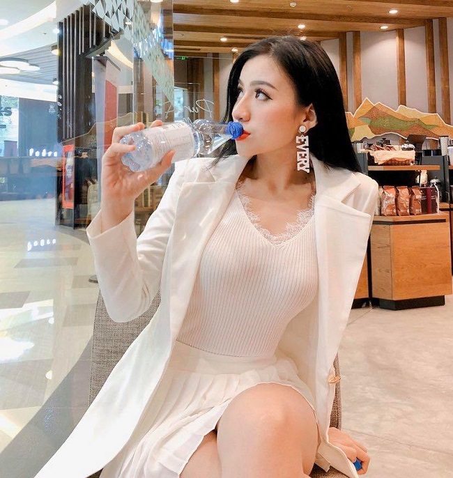 Khi diện váy ngắn đi làm, Thanh Hải chú ý đi nhẹ nhàng và chậm rãi, di chuyển khép nép, duyên dáng chứ không quá tự nhiên. Cách này giúp cô tránh được các sự cố thời trang hớ hênh, kém duyên.
