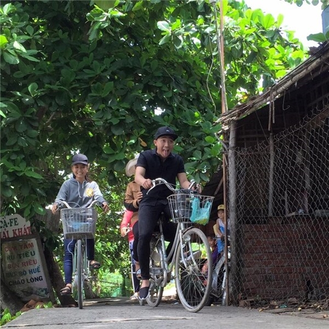 Trấn Thành đi xe đạp trong một cảnh quay.
