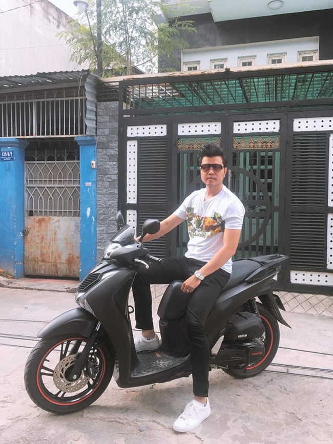 Ngoài nhà lầu xe hơi, Vũ Hoàng Việt còn sắm cho mình một chiếc xe máy tay ga để tiện đi lại.
