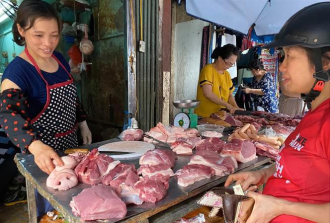 Giá lợn tại chợ truyền thống tăng từng ngày khiến người dân phải thắt chặt chi tiêu