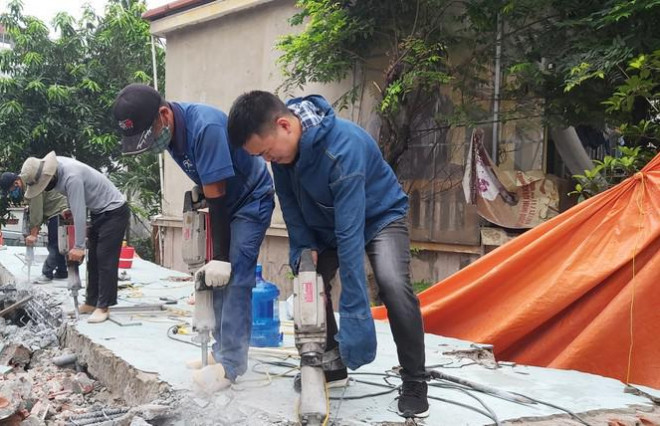 Tác giả (ngoài cùng) đang tham gia phá dỡ căn nhà cũ với nhóm lao động tự do quê Nam Định