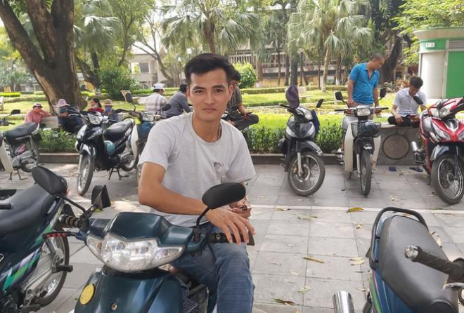 Trong khuôn mặt Nguyễn Văn Thuận vẫn còn những chiếc đinh sau một tai nạn