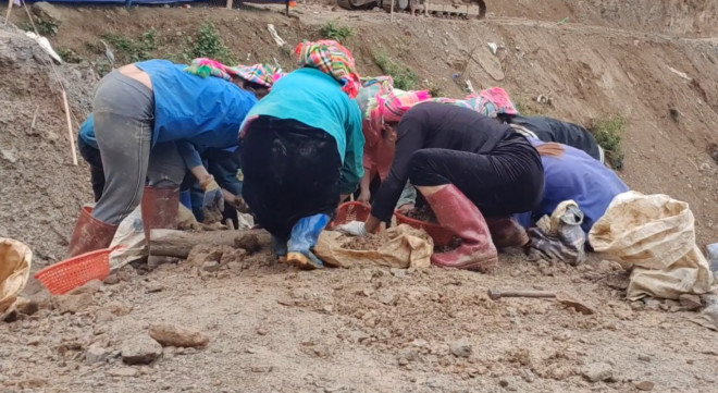 Không chỉ nam giới, phụ nữ cũng lên đây làm vàng dụng cụ hết sức thô sơ như búa, đục, xà beng…