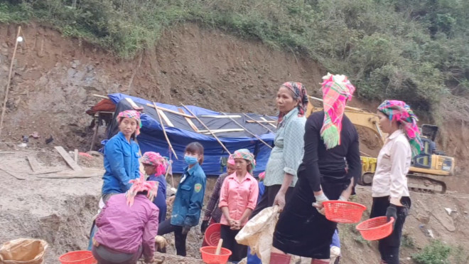 Ở khu vực khai thác do ông B (một bường vàng ở đây) cai quản gồm một đường lò chính và nhiều lán trại gá tạm vào vách núi. 