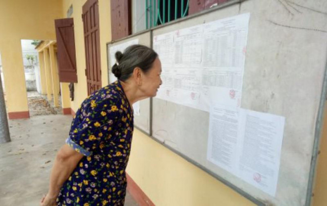 Huyện Hoằng Hóa công khai danh sách người dân nhận hỗ trợ COVID-19. Ảnh: Phương Trang