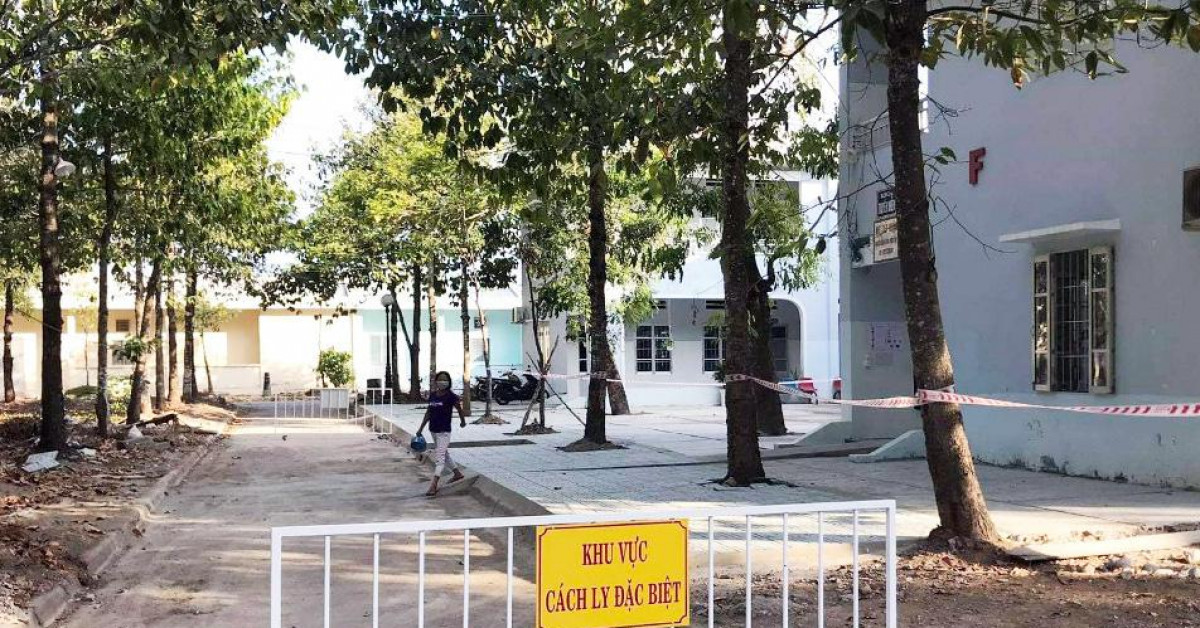 Tin tức trong ngày - Kỷ luật 3 cán bộ công an để người bán hàng rong vào khu điều trị Covid-19