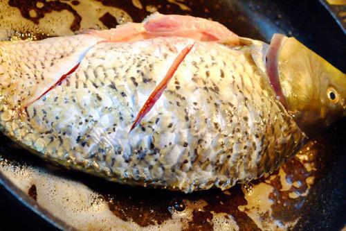 Cá được khử tanh bằng chanh, rượu và muối