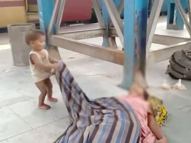 Bạn trẻ - Cuộc sống - Bé trai bất lực gọi mẹ giữa sân ga mà không biết mẹ đã qua đời, ai xem cũng khóc