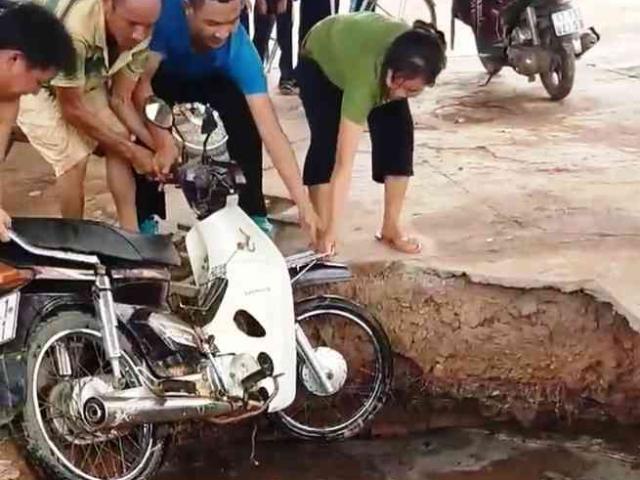 Tin tức trong ngày - Sụp giếng đào cũ trong sân trường, 2 xe máy bị nuốt chửng