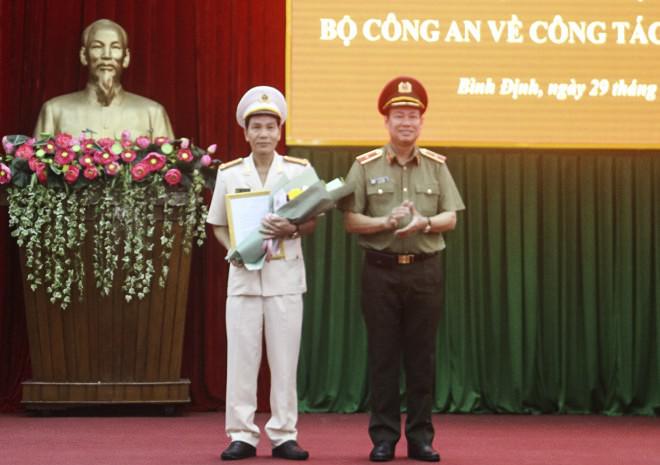Thiếu tướng Lê Tấn Tới (bìa phải) trao quyết định bổ nhiệm cho Đại tá Võ Đức Nguyện. Ảnh. Tr.B.