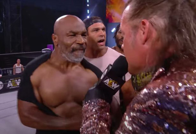 Mike Tyson xé áo khoe cơ bắp trước "bại tướng" Chris Jericho