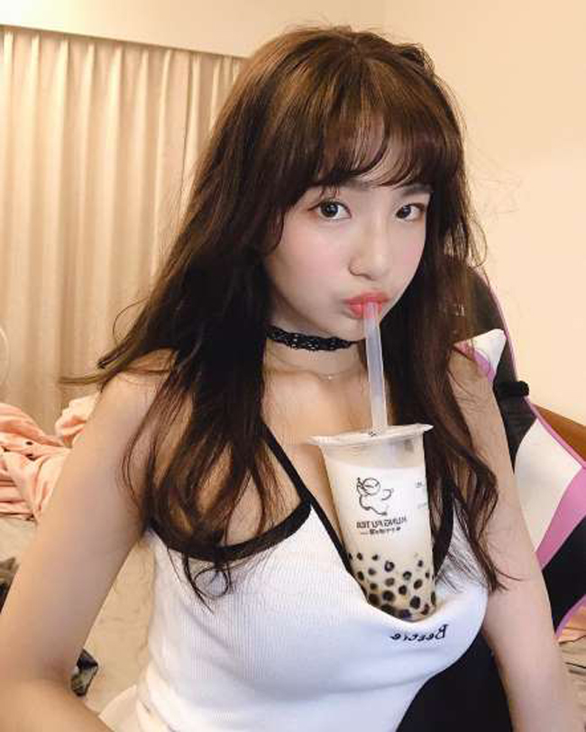Cô nàng luôn hot bởi những chiêu trò khiến các fan đổ dồn mắt.
