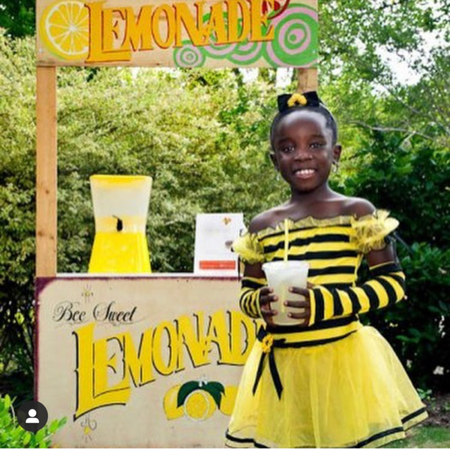 Điều đó khiến Mikaila quyết định làm nước chanh mật ong, lấy một phần lợi nhuận từ việc bán loại nước này để ủng hộ cho các tổ chức nhăm cứu lấy loài ong.
