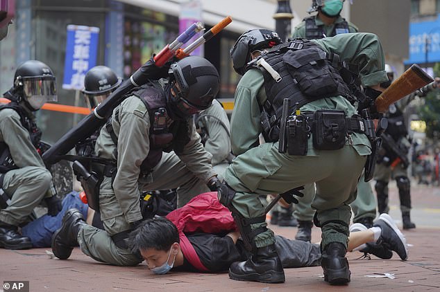 Cảnh sát chống bạo động Hong Kong chống chế người biểu tình gây rối.