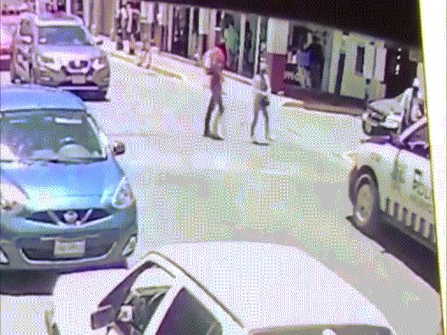 Thế giới - Cặp trai gái đang đi, bỗng rút súng bắn xối xả vào xe cảnh sát giữa ban ngày ở Mexico