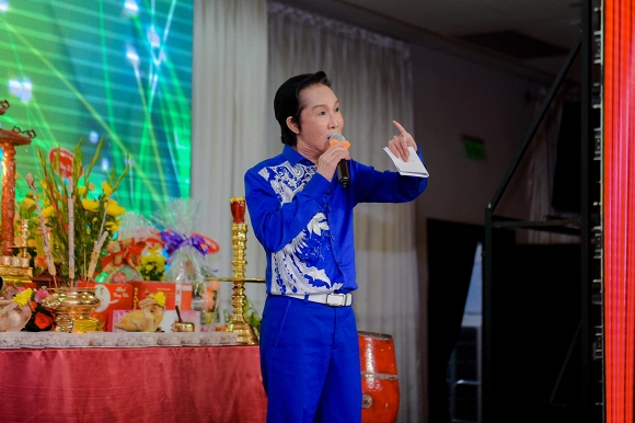 NSƯT Vũ Linh vẫn đi hát và xuất hiện trên ghế giám khảo của một số chương trình.