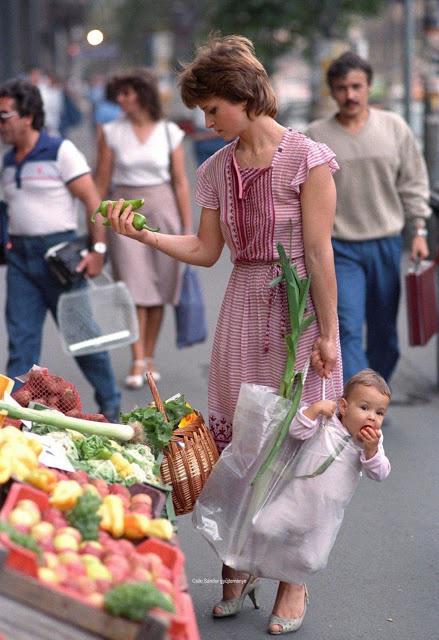 Bức ảnh mẹ xách con đi chợ bất ngờ nổi tiếng, nhưng nhan sắc đứa bé sau 33 năm mới đáng thu hút - 1